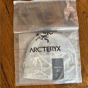 NWT grey arcteryx beanie